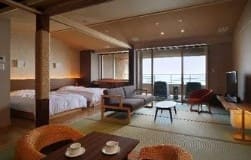 일본식 방에 테의블과 침대등이 있다.