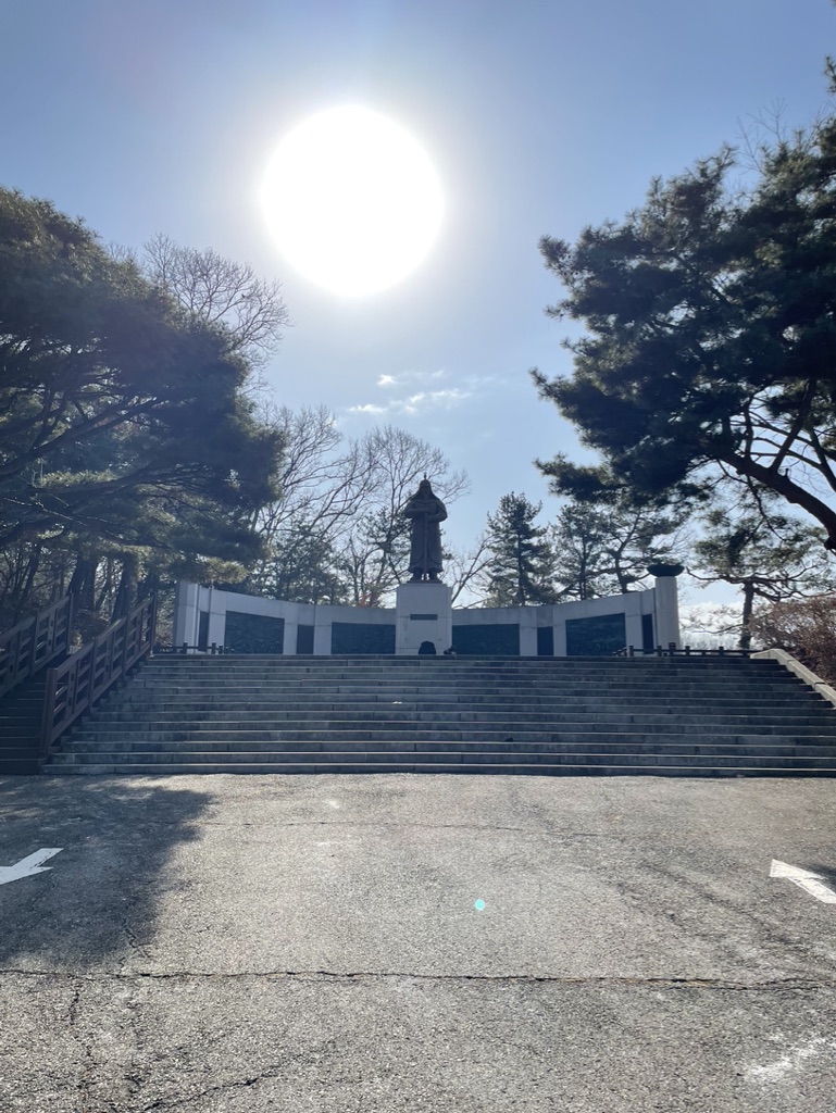 행주산성에 다녀왔습니다.

행주산성은 임진왜란(1956) 때 권율 장군의 행주대첩으로 널리 알려진 곳으로 흙을 이용하여 쌓은 토축산성이라고 합니다. 

성은 삼국시대부터 있었것으로 추측된다고 하네요. 이런 이유로 삼국시대의 토기조각을 비롯하여 통일신라시대의 유물이 많이 나오고 있다고 합니다. 또한&#44; 고려시대에 사용되었던 물고기 뼈무늬를 새긴 기와 조각이 발견 된것으로 보아 삼국시대부터 조선시대까지 전략적 요충지로 활용 된 것으로 보입니다. 



행주산성의 행주라는 이름은 행주대첩에서 따온 말입니다. 

행주대첩은 임진왜란 3대 대첩중 하나로&#44; 선조 26년(1593)에 왜와의 전투에서 성 안의 부녀자들이 행주치마에 돌을 날라 공급하면서 큰 승리를 거둔 전투입니다. 부녀자들의 공을 기리는 뜻에서 행주대첩&#44; 행주산성으로 불리었고&#44; 지명을 행주치마 라고도 불렀다고 합니다. 



과거 우리 선조들의 치열한 전투의 현장이 지금 후손들에게는 귀한 휴식터가 되었네요. 

그럼 한번 가보시죠 고고!



행주산성 행주대첩비
행주산성 행주대첩비
행주산성
주소 : 경기 고양시 덕양구 행주내동 산26-1
전화번호 : 0507-1351-9057
편의시설 : 주차
운영시간 : 
 하절기(3월 ~10월) 09:00 ~ 18:00 입장마감 17:00
 동절기(11월 ~2월) 09:00 ~ 17:00 입장마감 16:00
 관람소요시간 1시간 ~ 1시간 30분


위치

방화대교와 행주대교 사이에 위치해 있습니다. 



주차장

행주산성엔 주차장이 넓게 있습니다. 

이사진에 있는 주차장 말고도 아래 주차장이 하나더 있습니다. 

행주산성 주차장
행주산성 주차장


대첩문



주차장을 지나면 행주산성의 대문인 대첩문이 나옵니다. 

행주산성 대첩문
행주산성 대첩문


대첩문 옆에는 안내도가 있습니다. 

행주산성 안내도
행주산성 안내도


대첩문을 들어서면 가장 먼저 오늘쪽에 보이는 동상이 있습니다. 

바로 권율 장군입니다.


행주대첩 권율장군 동상