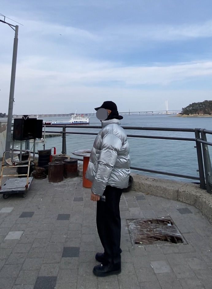 데일리룩('26. 3. 8.)엠엘비 뉴에라 MLB Q핏 볼캡, 무신사스탠다드 메탈릭실버 숏패딩 점퍼, 갓디스 오버핏 후드티, 갓디스 오버핏 트레이닝팬츠, 나이키 덩크하이 올블랙