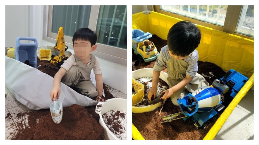 왼쪽은 좁고 낮은 플레이매트 안에서 다소 답답하게 흙놀이를 하는 아이의 모습, 오른쪽은 넓고 높은 노란색 소형 수영장 안에서 여유롭게 중장비 장난감을 나열해두고 놀고 있는 모습을 비교한 사진. 베란다 흙놀이터 세팅 시 공간 크기의 중요성을 보여줌.