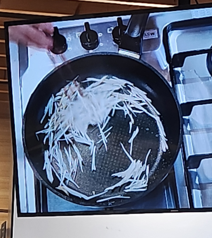 채썬 채소중에 우엉 먼저 볶는 장면