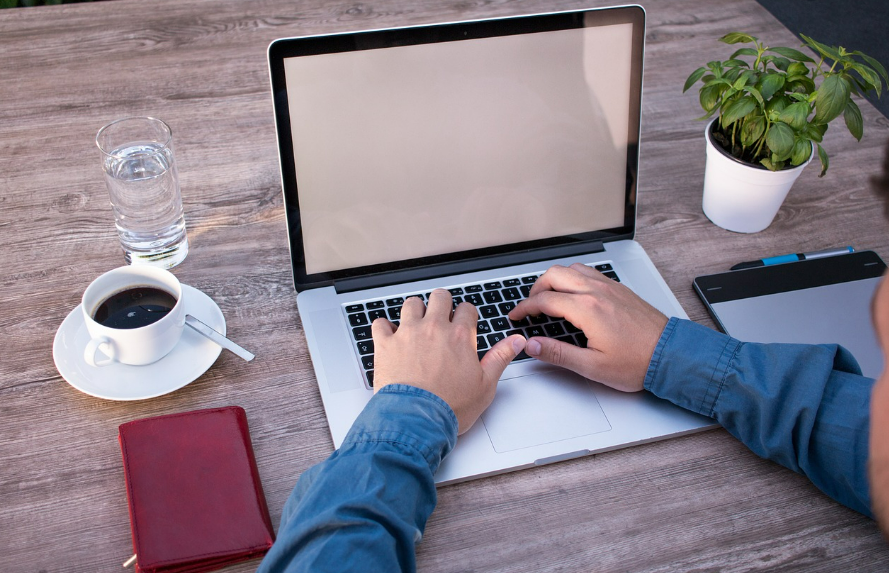 흰 화면이 떠있는 노트북을 보는 남자 직장인