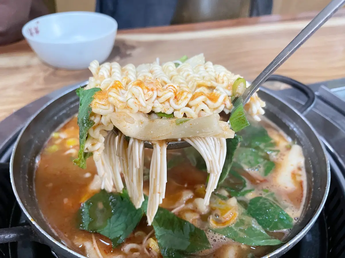 국자로 라면과 국수를 확대한 모습