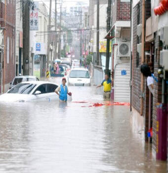 물이-허리까지-차오르고-차도-멈춰서있는-모습