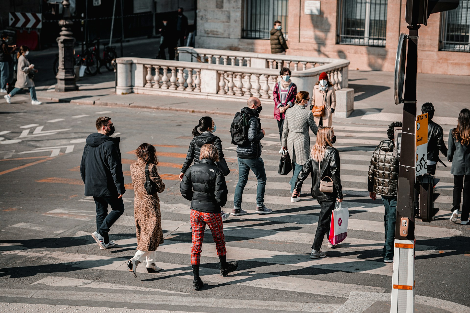 보행 중 스마트폰 사용을 자제하는 안전한 보행