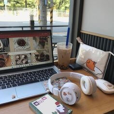 노트북-헤드폰-인강-창밖을보며-공부하는