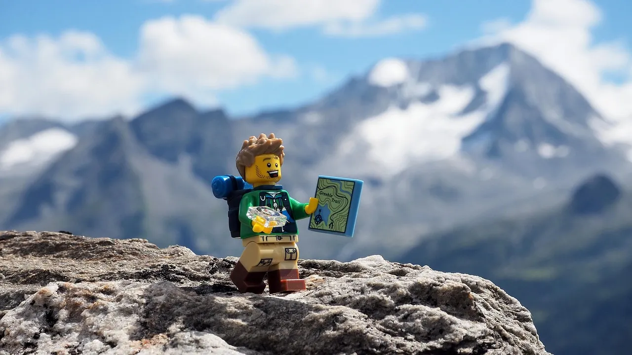 산-배경-앞에-책을-들고-있는-남자-레고-피규어