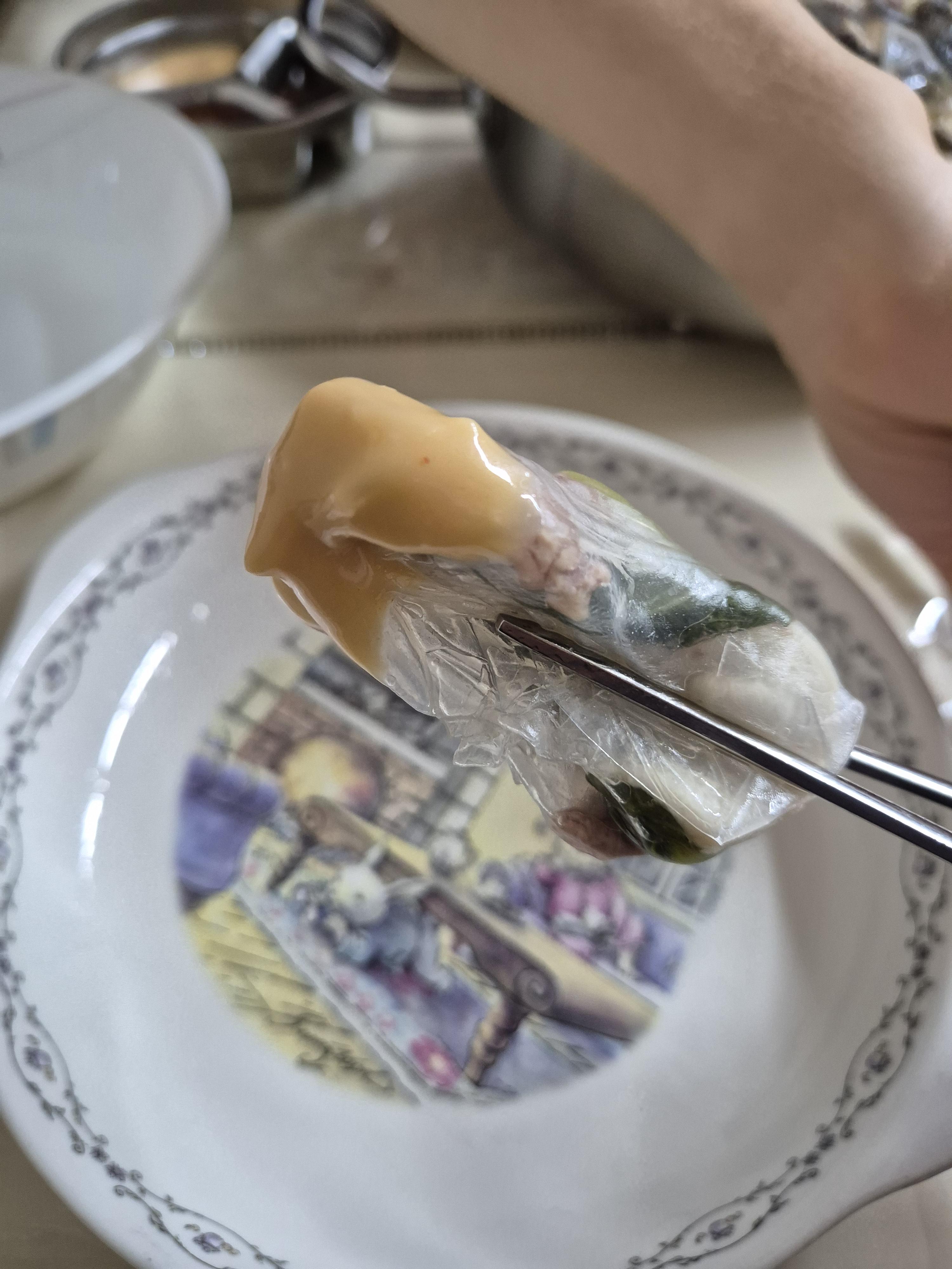 땅콩소스에 찍어서 한입!