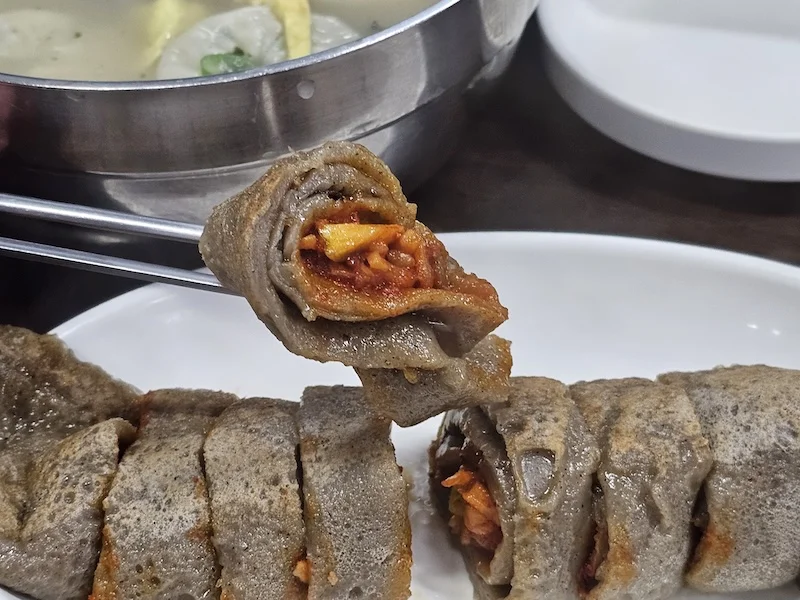 체부동잔치집 서촌 로컬 맛집 경복궁역 맛집 잔치국수 메밀전병 만두국