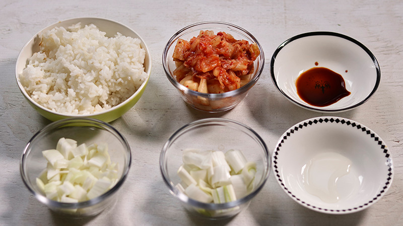 김치볶음밥 재료, 밥, 김치, 양파, 파, 매기시즈닝, 미린