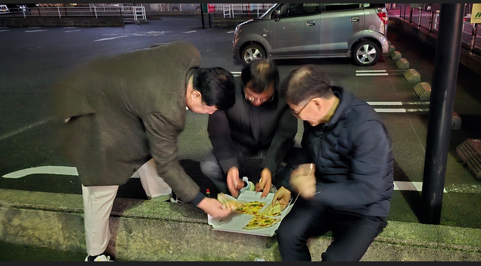 우베 골프여행 저녁, 주차장에서 계산 후 나온 피자 먹는 모습