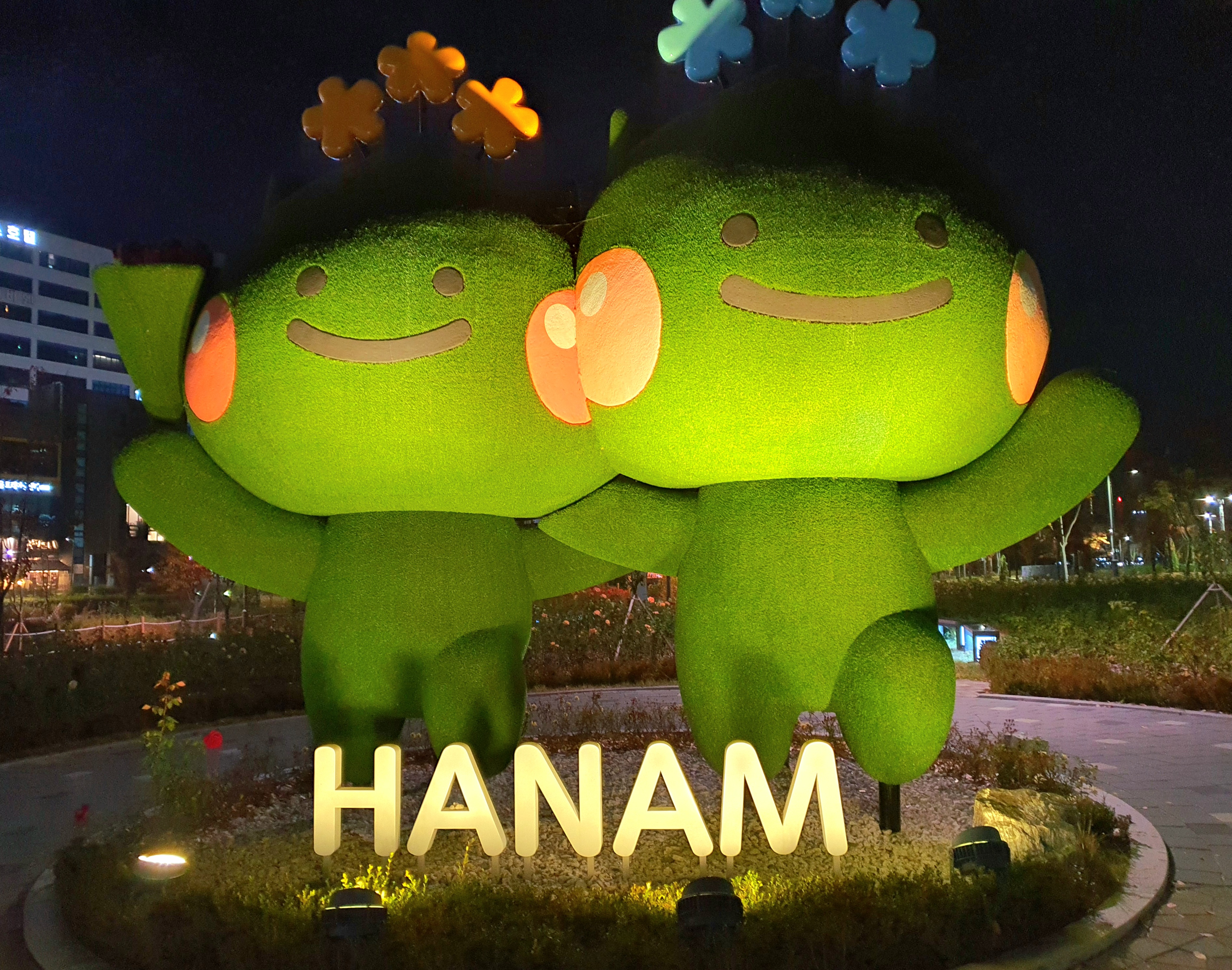 하남시의-마스코트가-서-있네요.