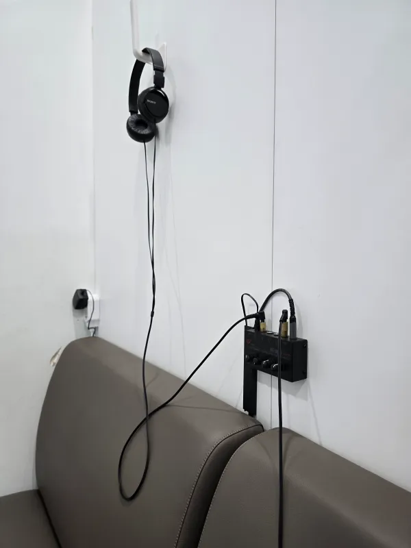 양평도서관-멀티미어실-영화관람-헤드셋과 볼륨조절장치