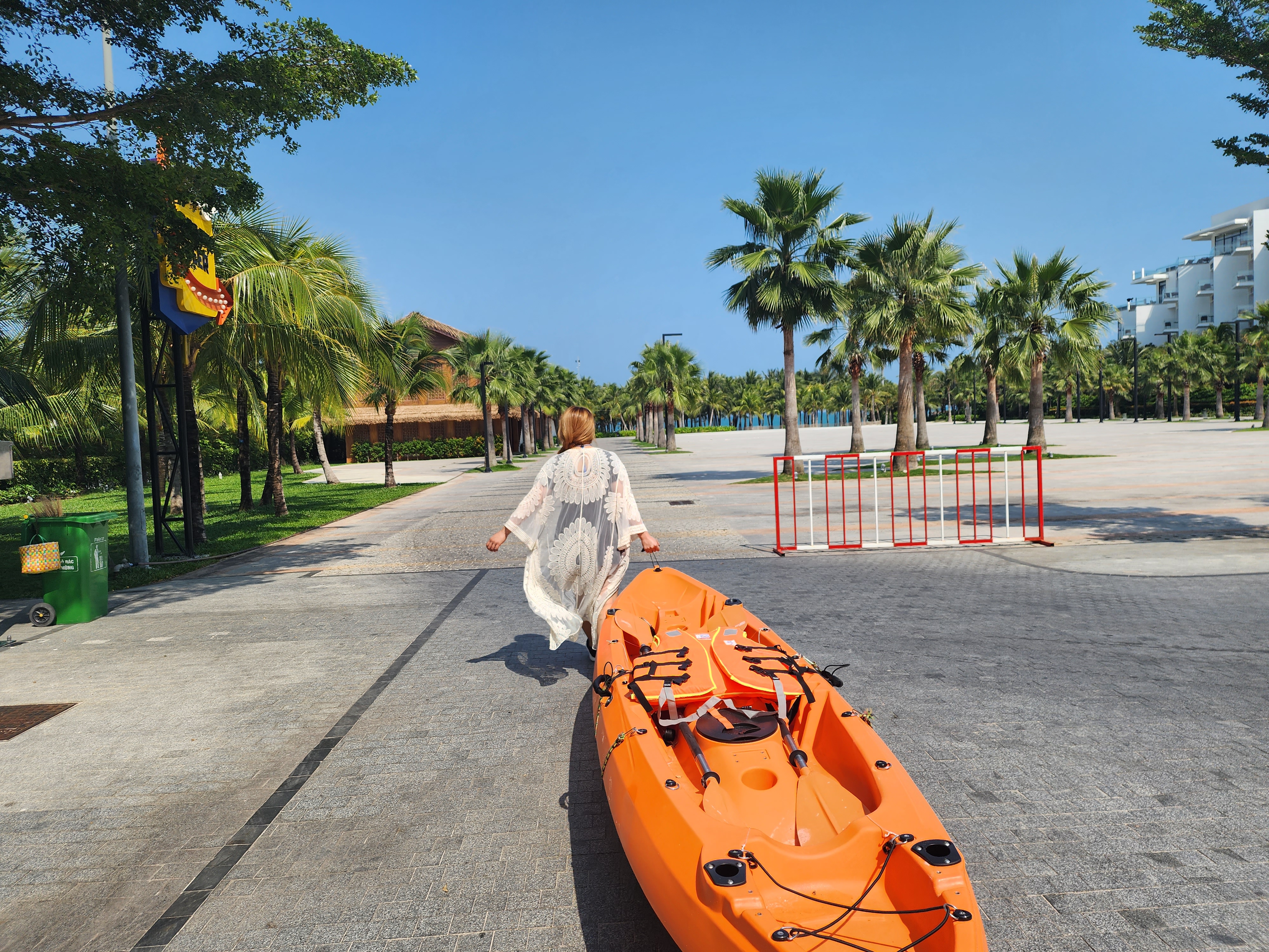 푸꾸옥 동부에서 카약 타기 위해 바다 쪽으로 끌고 가는 사진
