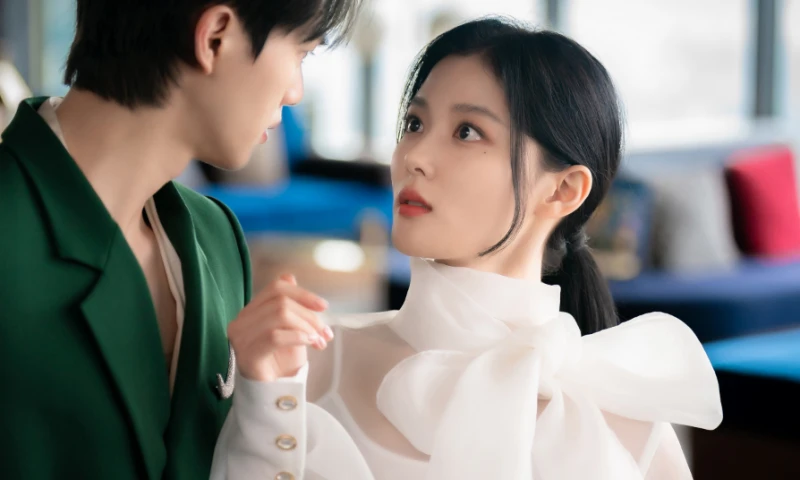 검은 긴머리에 흰 원피스를 입고 있는 드라마 마이 데몬의 도도희