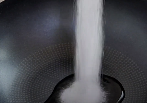 간장위에 설탕 1큰술을 넣는 장면