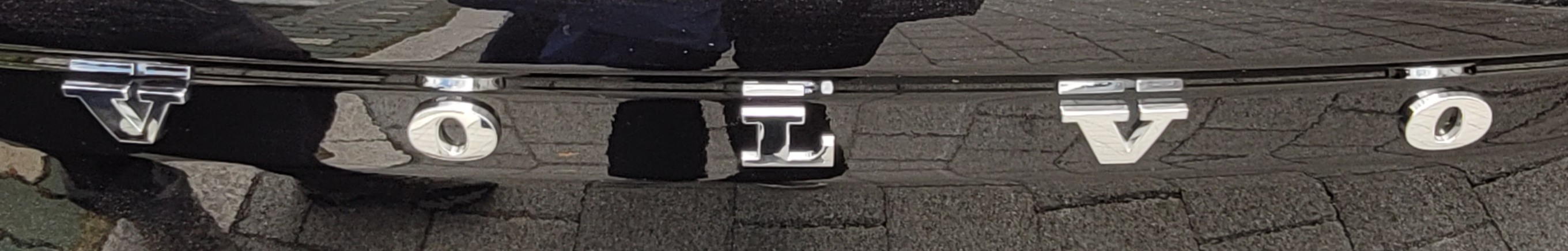 수리후 볼보 레터 엠블렘 모습이다.