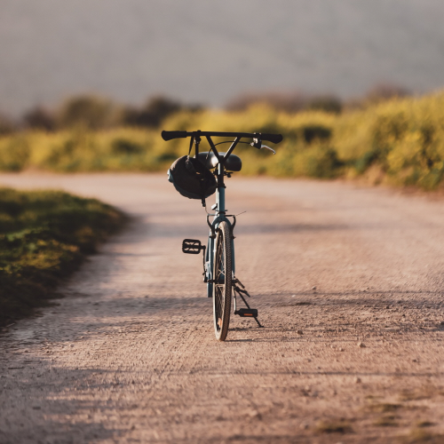 받침대에 세운 자전거가 바람에 넘어지는 상황