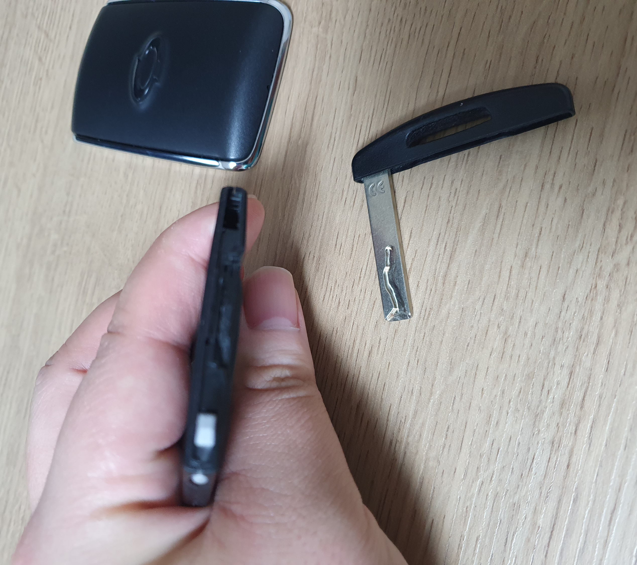 SM7 스마트키 베터리 커버 빼는 방법