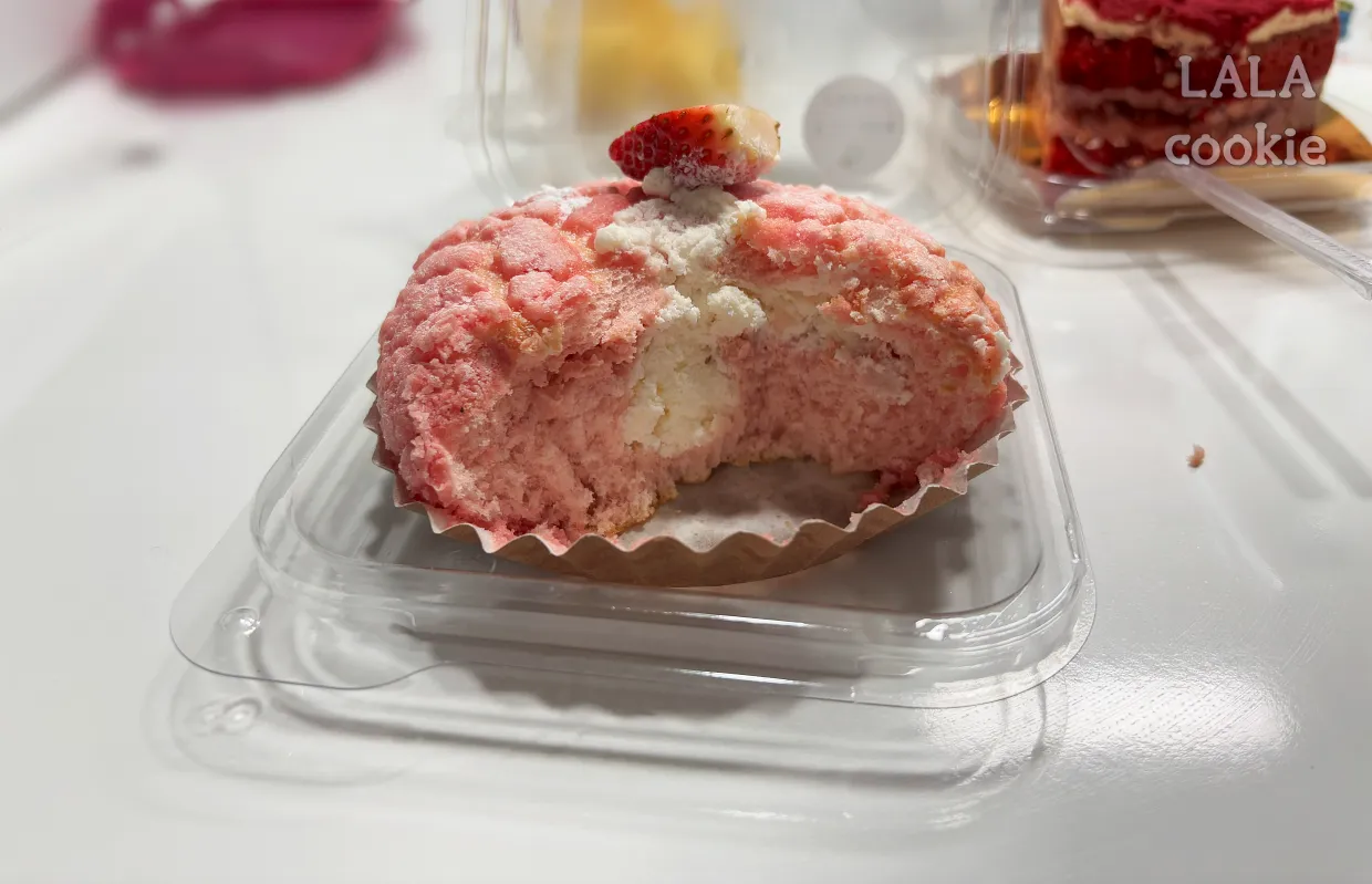 파리바게트-베리-스페셜-딸리-크림치즈-소보루번-단면