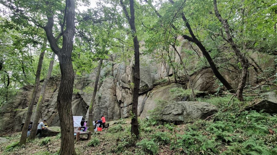 병풍바위 절벽 앞, 다시 등반 준비 중, 남녀 커플 추가 조인,