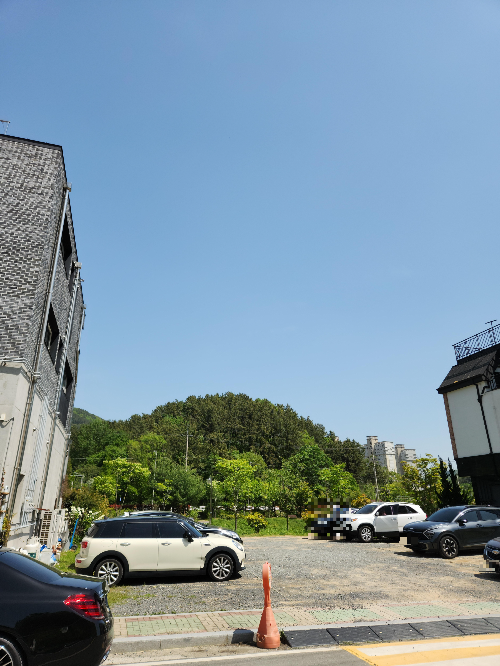 카페 엘데스칸소 주차장이 건물 옆에 있다