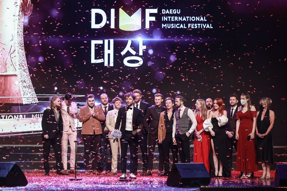 2022년 제16회 DIMF 어워즈 모습 - 대상 수상 장면 (The choir of man)