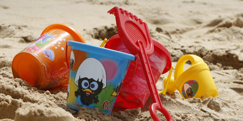 유아 심리 치료의 방법과 제안, 바닷가 모래사장위에 아이들의 장난감이 자유롭게 놓여있는 사진