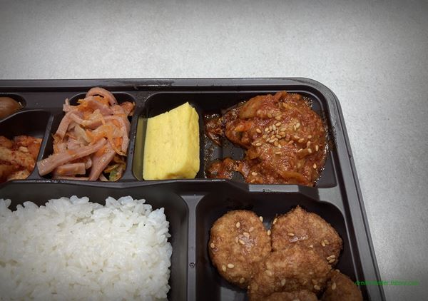 2023년 3월 이마트24 편의점 매콤 닭갈비 & 돈까스 도시락 반찬 구성 (닭갈비, 계란말이)