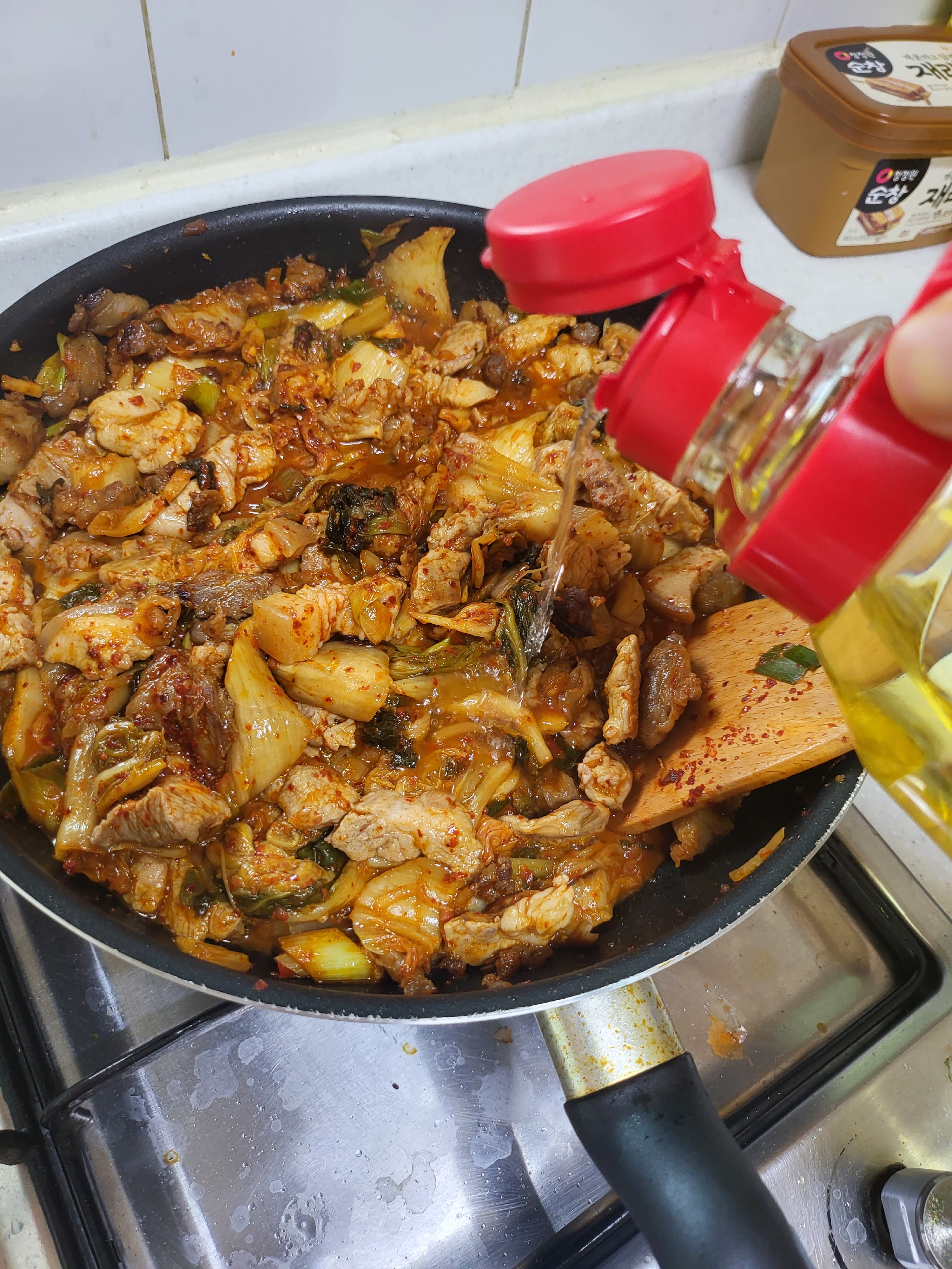 식초 조금 넣고 있어요~