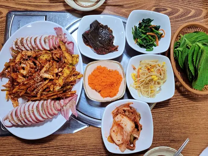주주총회 송해나 이혜정 막걸리 한 잔과 날치알 올려 깻잎에 싸먹는 매콤한 오징어 보쌈 맛집 광명사거리역 광명전통시장 맛집 소개
