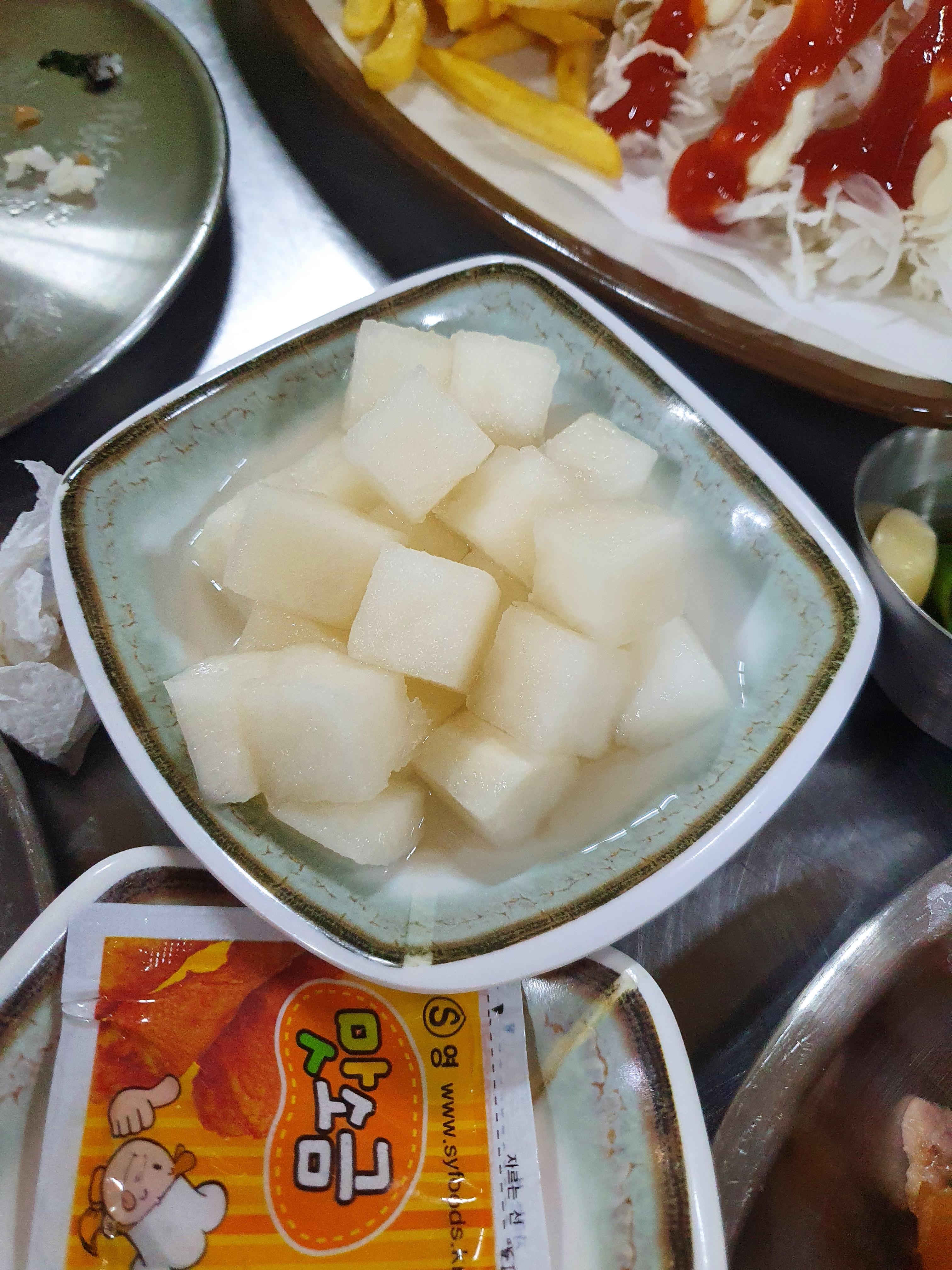 원내동 그집족발 세트를 시키면 통닭의 치킨무