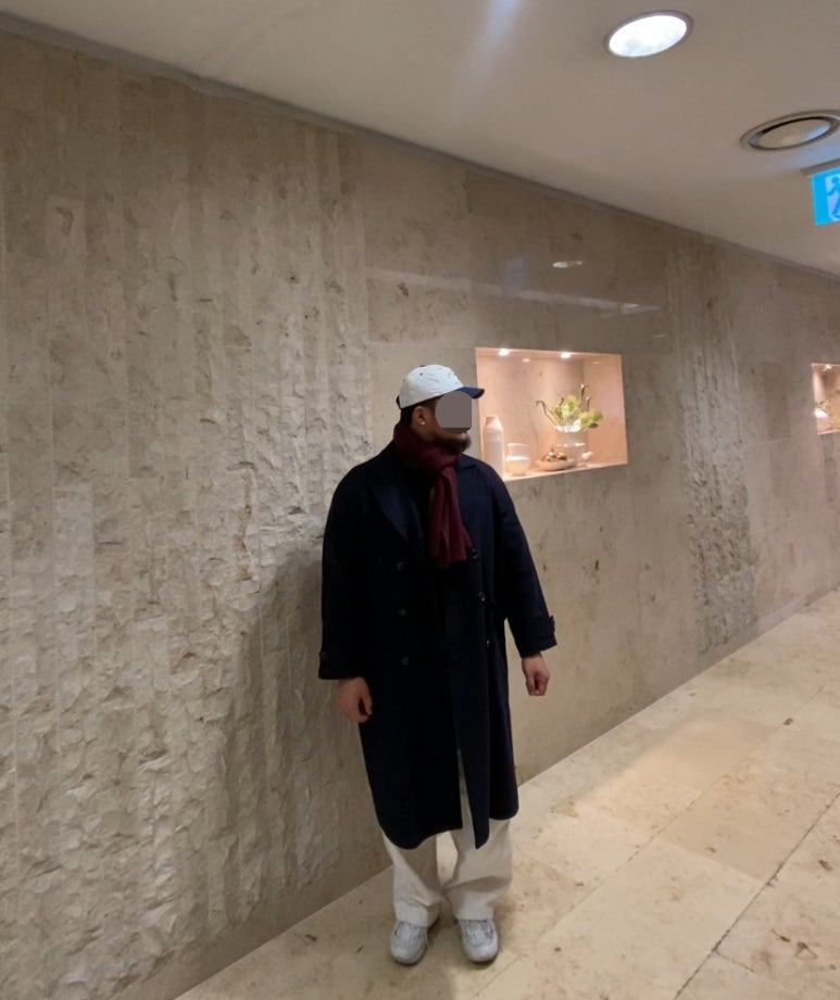 데일리룩('25. 11. 28.)조이스베케이션 투톤 볼캡 야구모자, 리끌로우 울터치머플러 목도리, 그레이휴 더블브레스티드 롱코트, 무신사스탠다드 벌룬팬츠, 뉴발란스 스니커즈 화이트