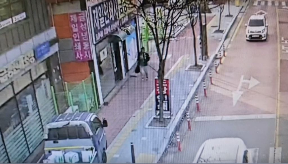 전국의 이&middot;미용실을 돌며 수천만원을 훔친 20대가 경찰에 붙잡혀 검찰로 넘겨졌다. 사진은 피의자 도주 모습. [사진=공주경찰서 제공]