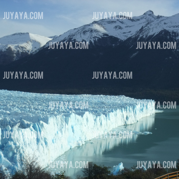 아르헨티나 파타고니아의 페리토 모레노 빙하&amp;#44; 빛나는 푸른 얼음과 주변 산맥의 조화.