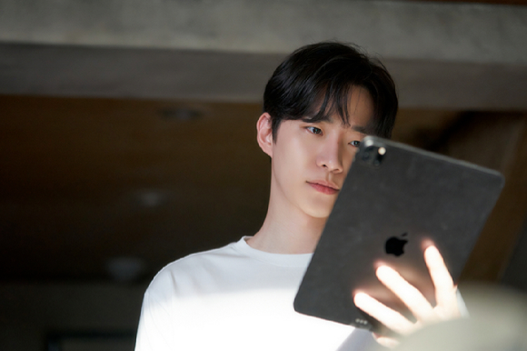 배우 이준호가 '셀러브리티'에 특별출연해 반가움을 안겼다. [사진=넷플릭스]