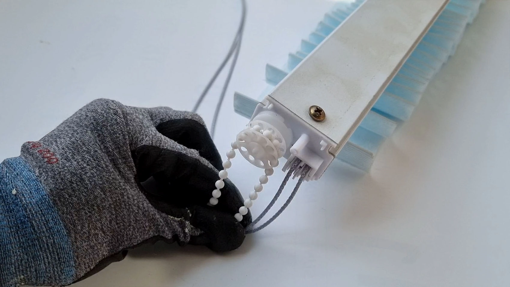 블라인드 줄 교체하는 모습