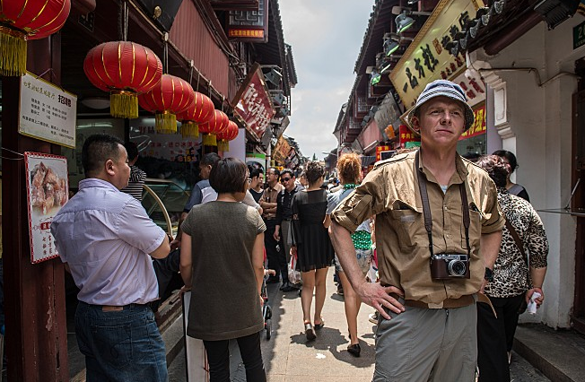 여행중인 주인공 헥터(사이먼 페그)
