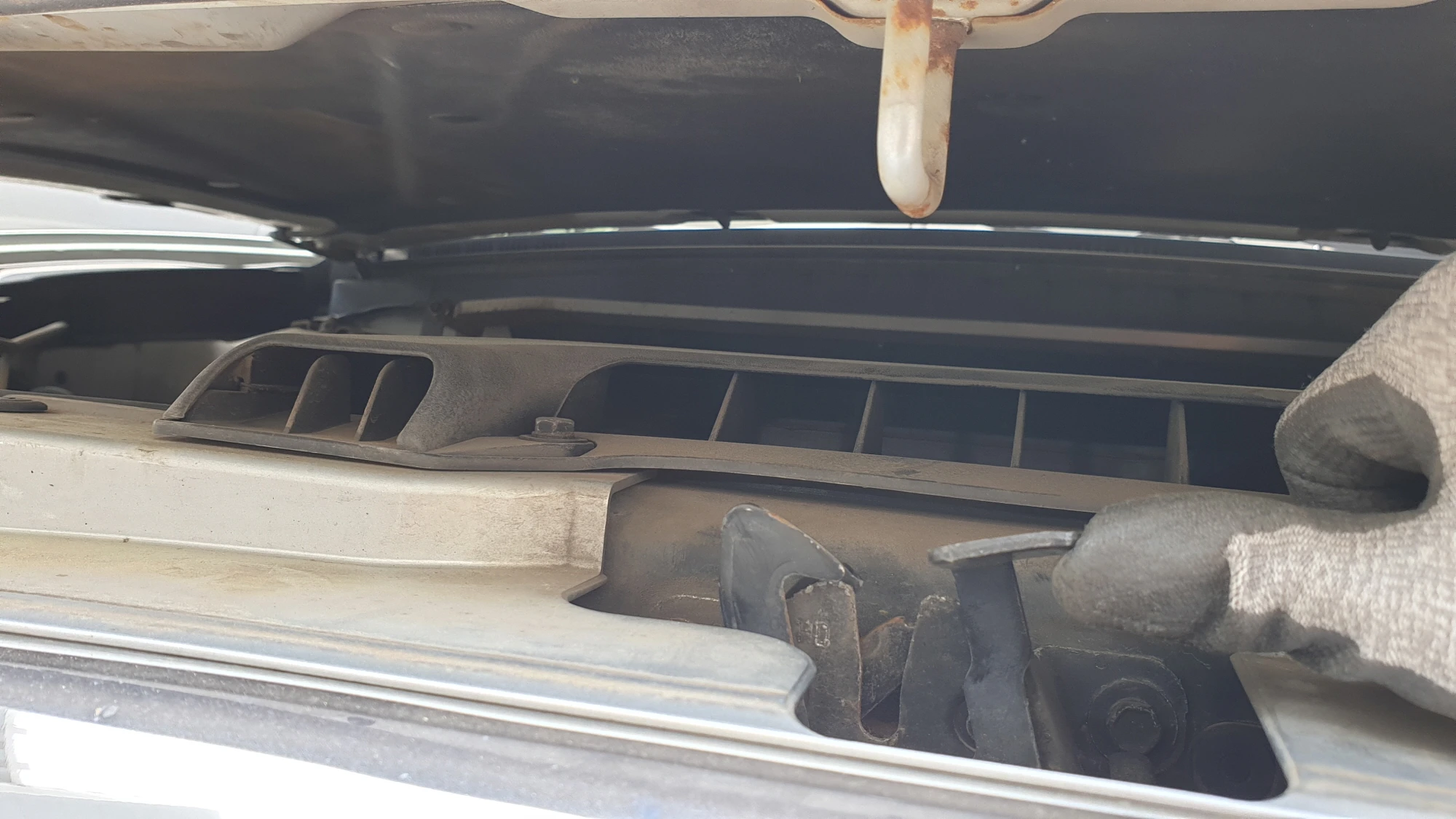 아반떼 보닛 여는 모습