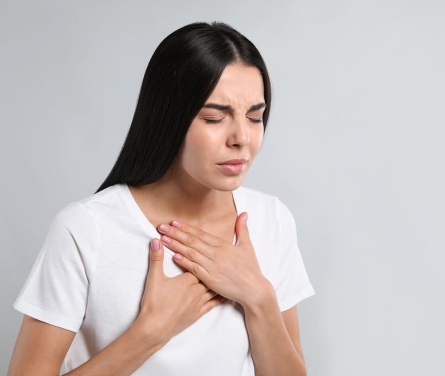 역류성식도염으로 고통스러워하는 여성