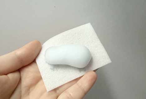 거품 토너를 화장솜 위에 덜어 사용하는 모습, 화장솜 마찰과 피부 자극 설명 이미지