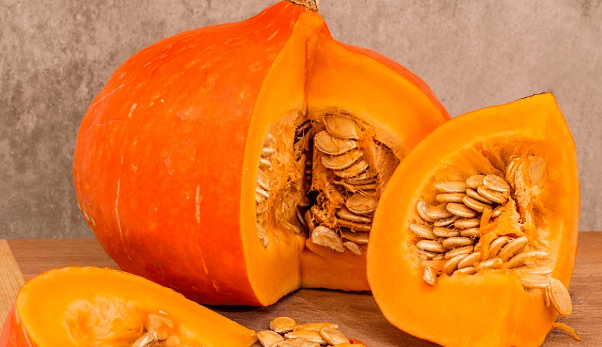 늙은 호박이 사 등분으로 잘라져 있다