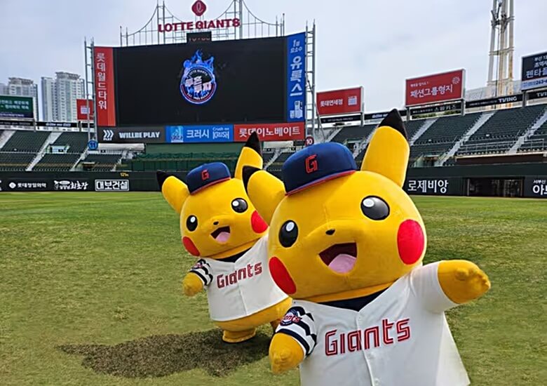 롯데 자이언츠 유니폼을 입은 피카츄가 부산 사직야구장에서 어린이 팬들과 함께 포즈를 취하는 행사 장면