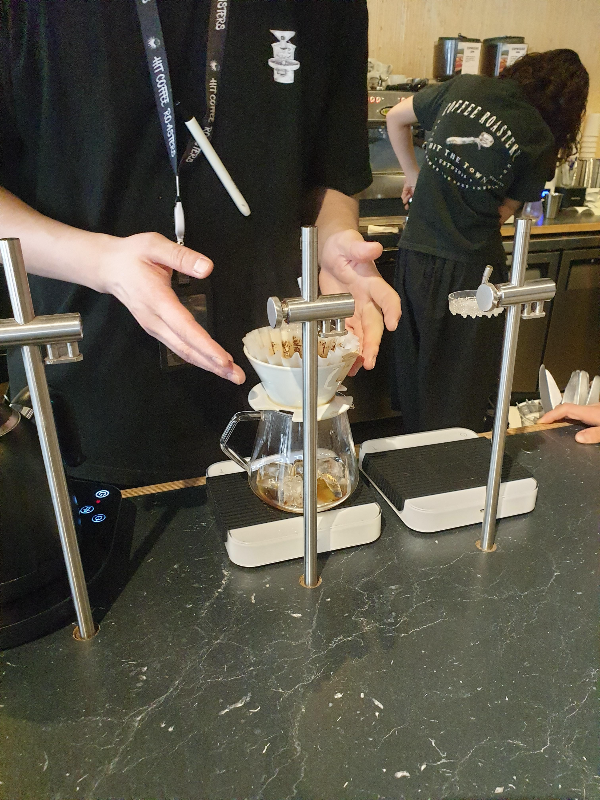 바리스타가 추출 중에 있다. 뒤쪽은 아메리카노 추출 중