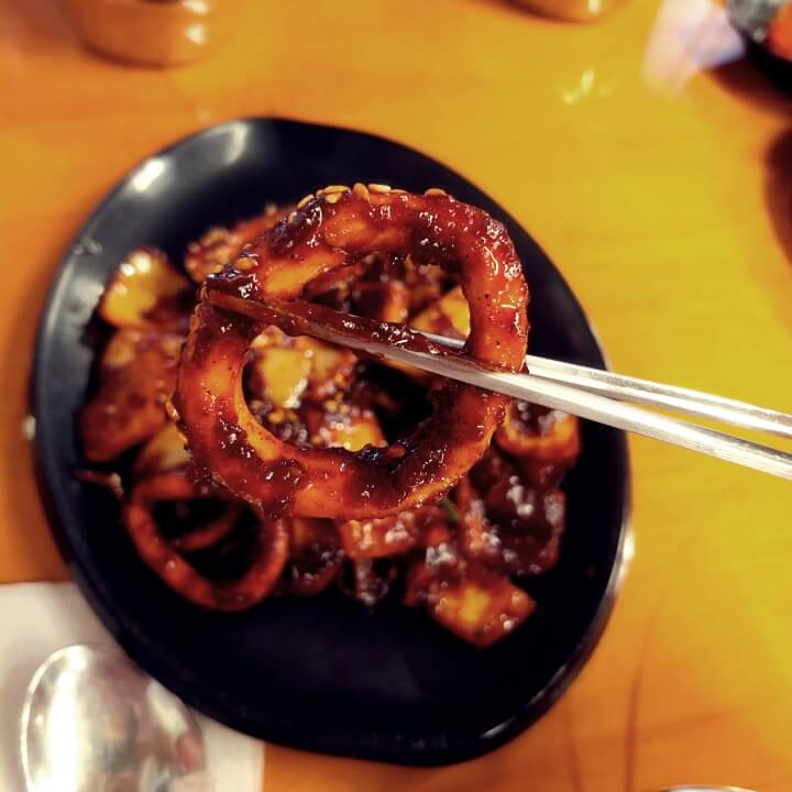 오징어를-잘라서-불양념에-볶은-음식