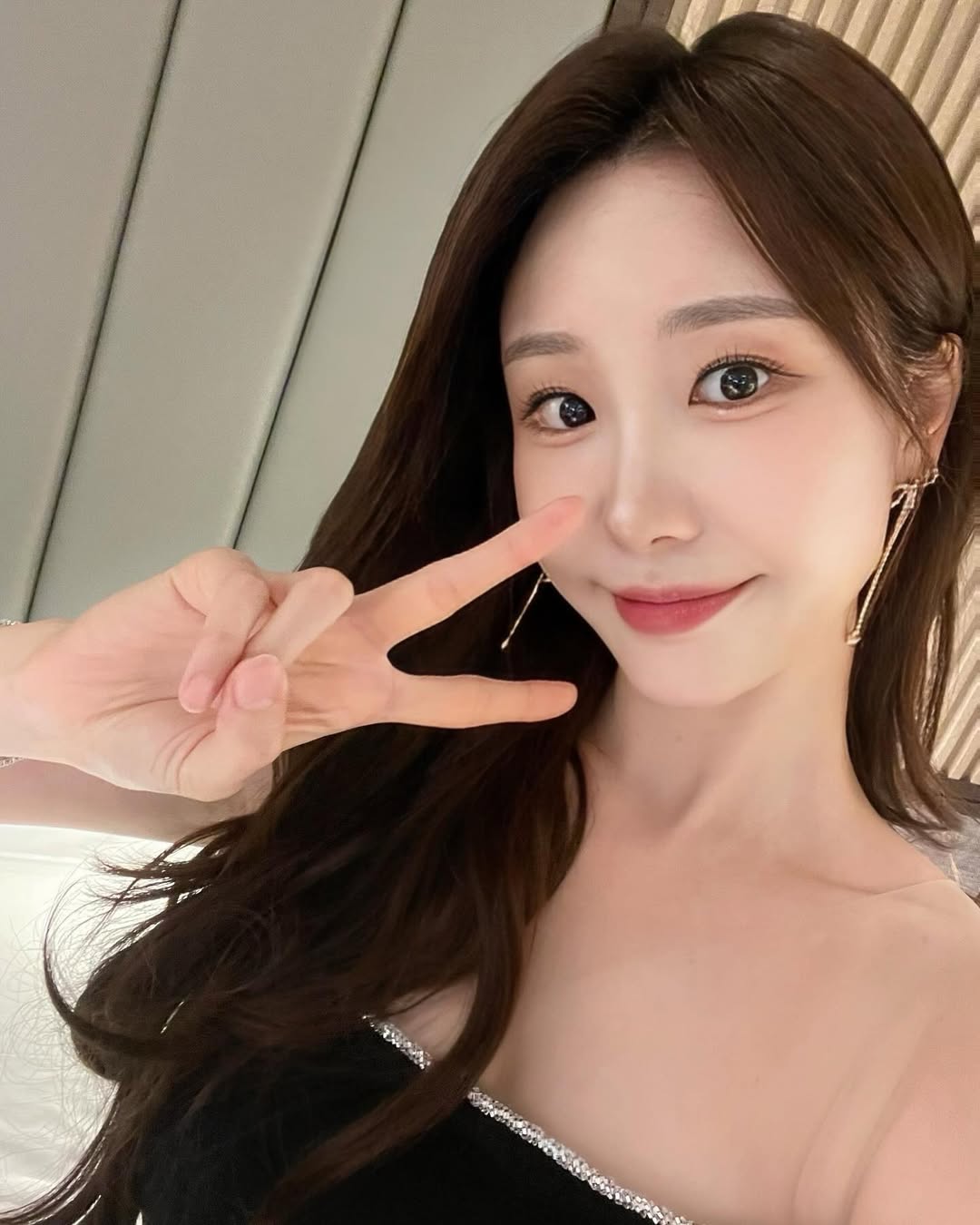 이지현 아나운서 브이 포즈 셀카