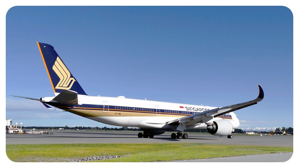 싱가포르항공 Airbus A350-900 여객기가 비행하고 있는 모습을 찍은 사진