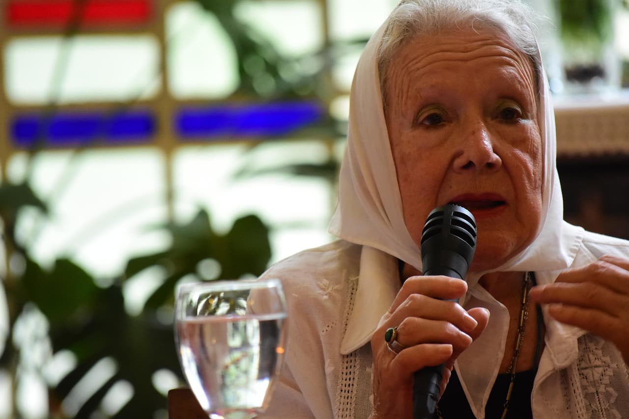 도서관에서 특정 주제(예: 여성운동사)의 희귀 자료 검색 방법