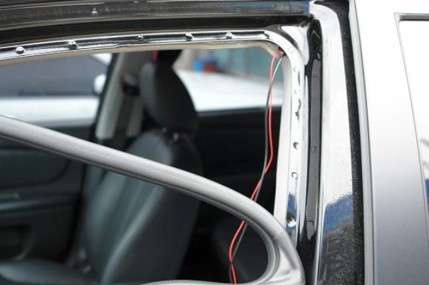 웨더스트립이 벗겨진 차의 문