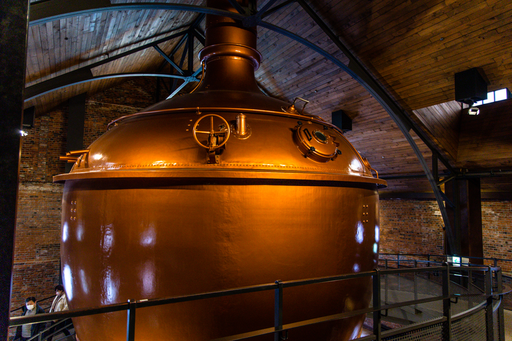 삿포로 맥주 박물관의 거대한 구리 증류기
